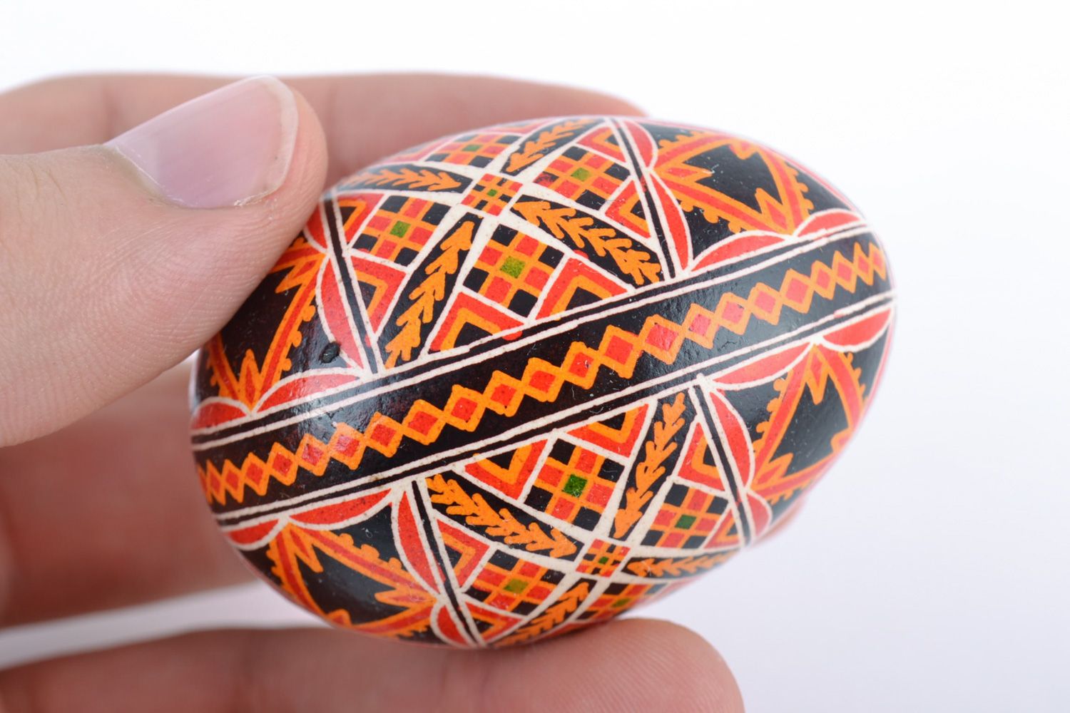 Яркое расписное куриное яйцо ручной работы с традиционными орнаментами фото 2