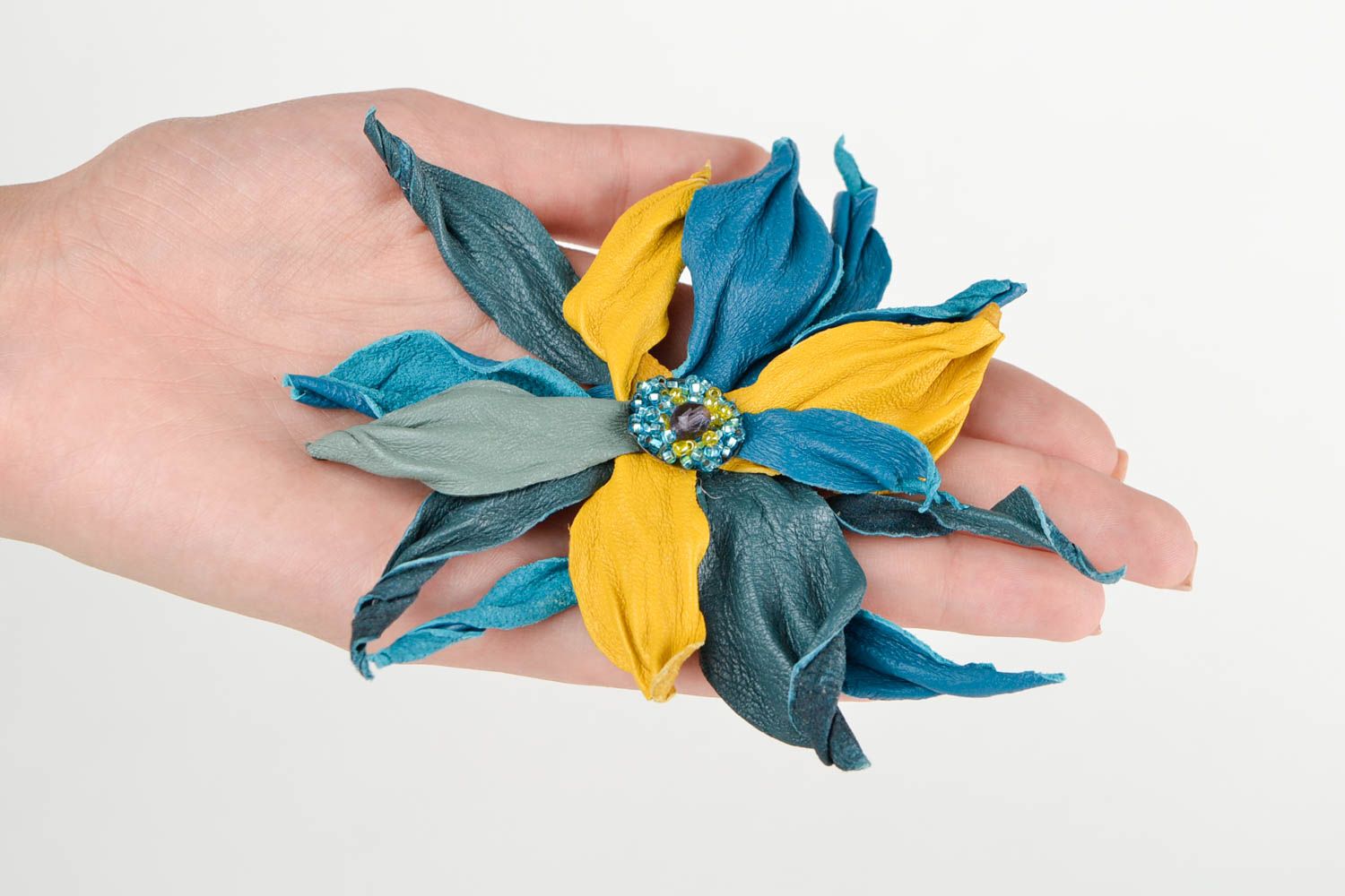 Broche fleur Bijou fantaisie fait main en cuir bleu jaune Accessoire femme photo 2