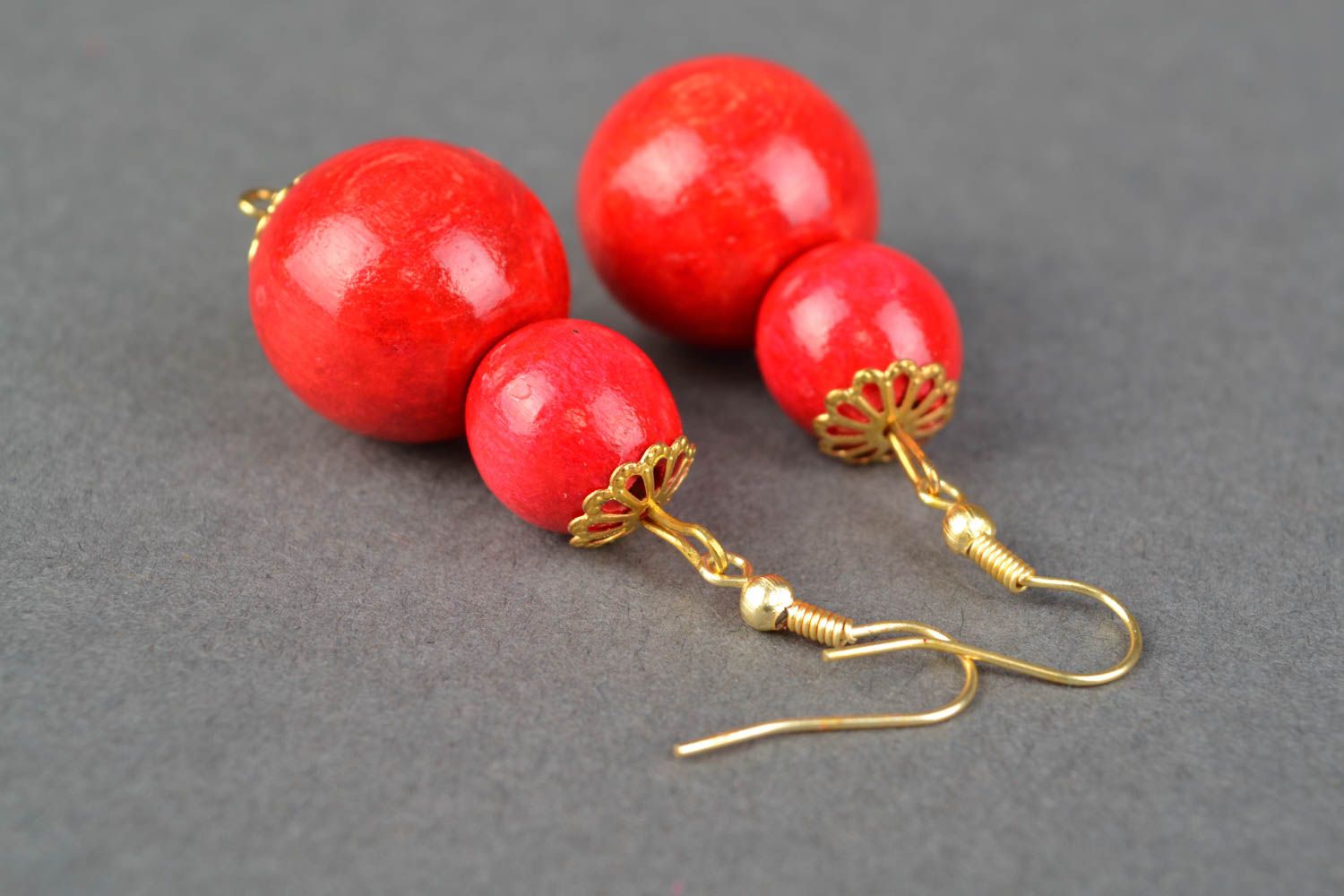 Boucles d'oreilles pendantes en bois rouges Obier faites main pour femme photo 3