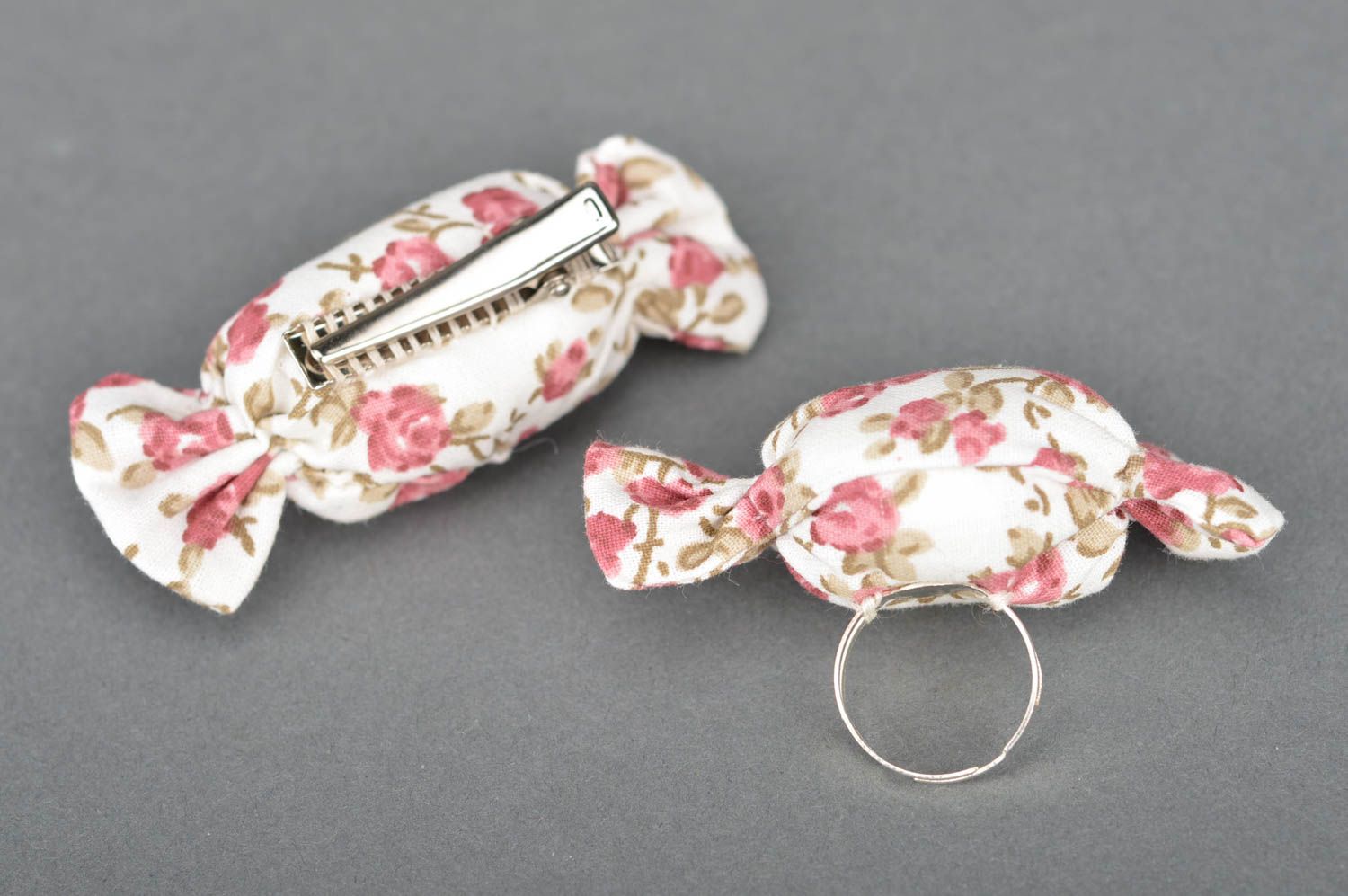 Decorações de tecido artesanais anel e grampo de cabelo feitos na forma de doces foto 5