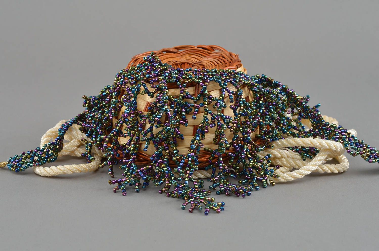 Ожерелье из бисера плетеное ручной работы оригинальное Космические переливы фото 1