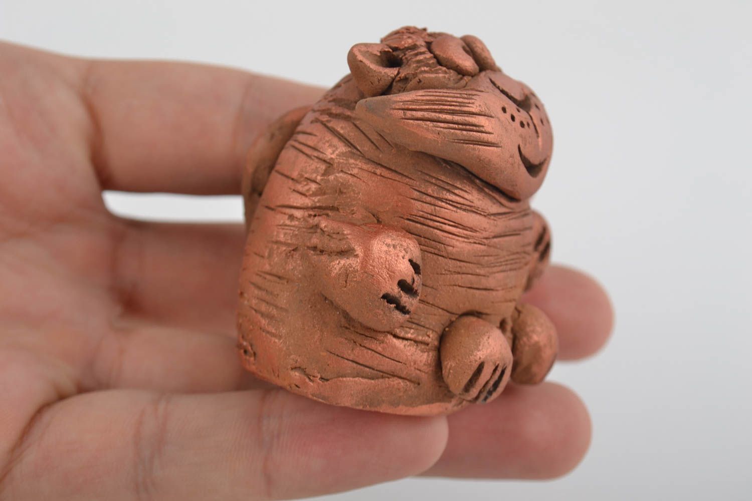 Расписная авторская глиняная статуэтка в виде котика коричневая ручной работы фото 2