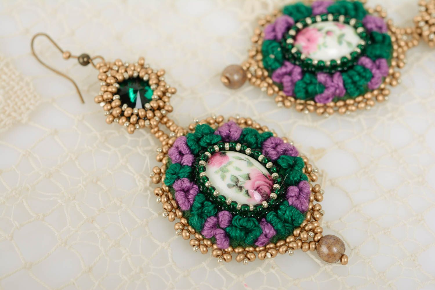 Grün lila handgemachte ovale schöne Textil Ohrringe mit Glasperlen Anhängern foto 2
