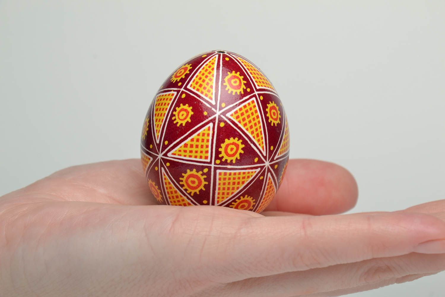 Déco œuf de Pâques peint de poule fait main style ethnique bordeaux et jaune photo 5