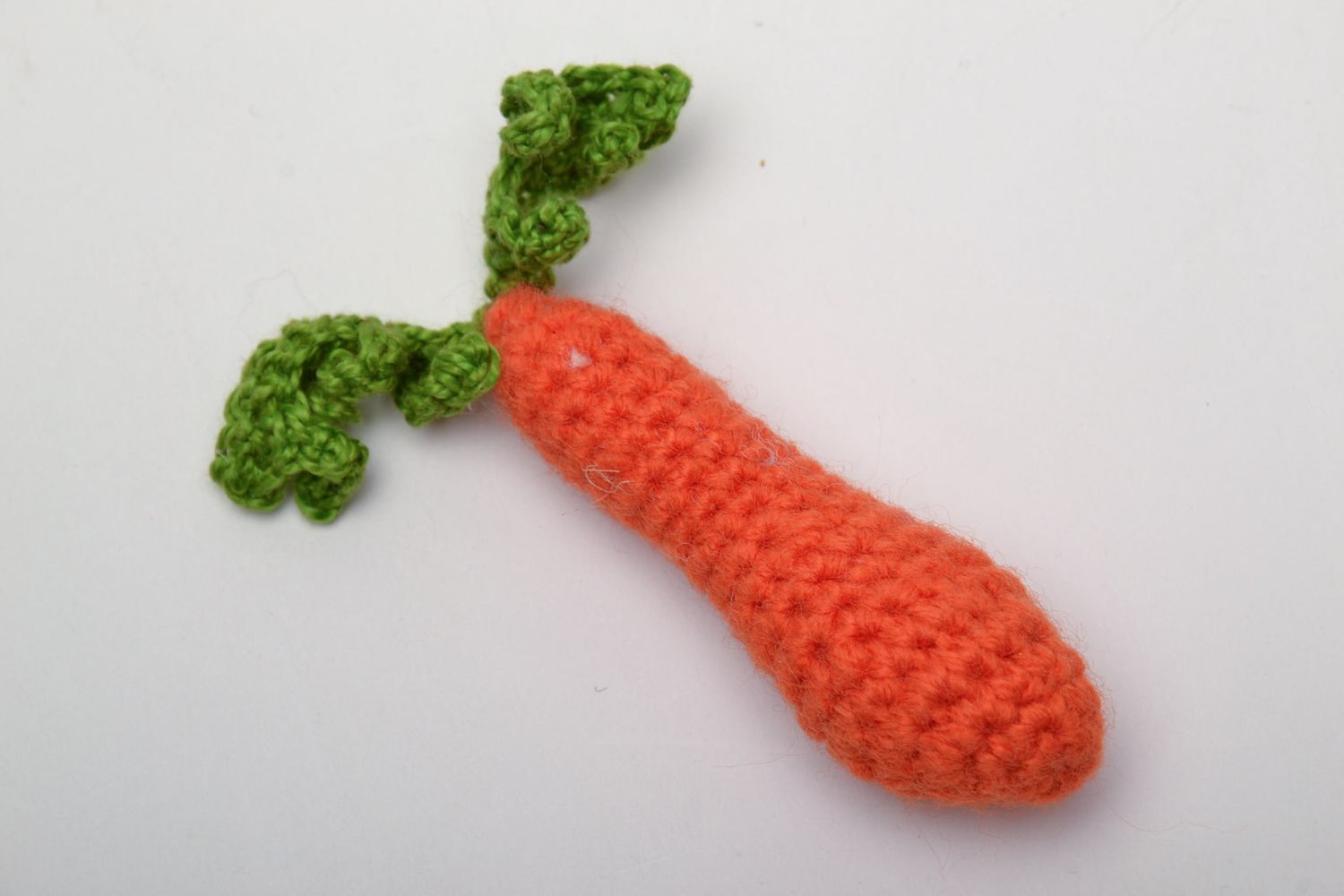 Juguete tejido a ganchillo con forma de zanahoria foto 3