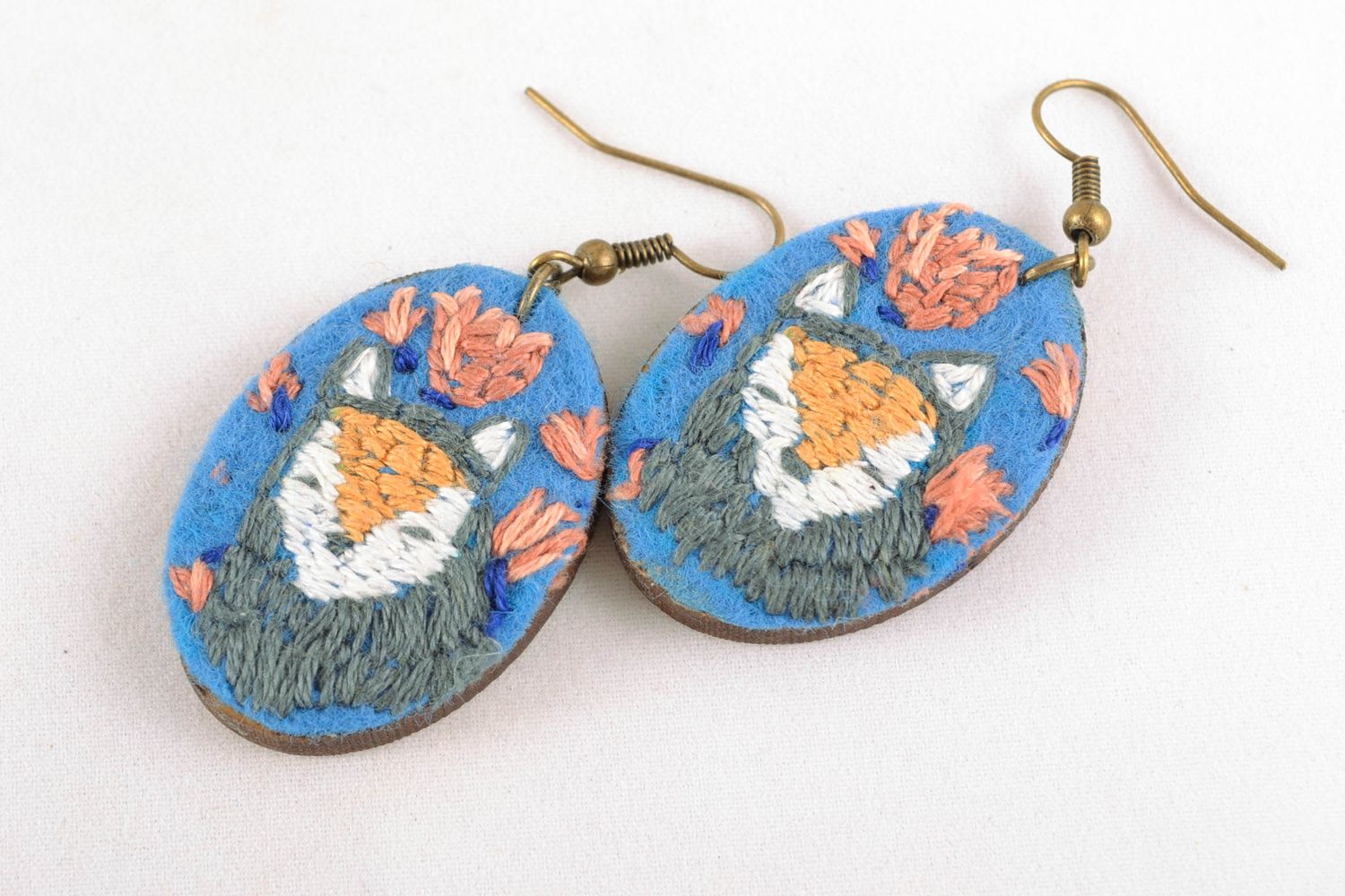 Handmade wooden and felt earrings with satin stitch embroidery photo 3