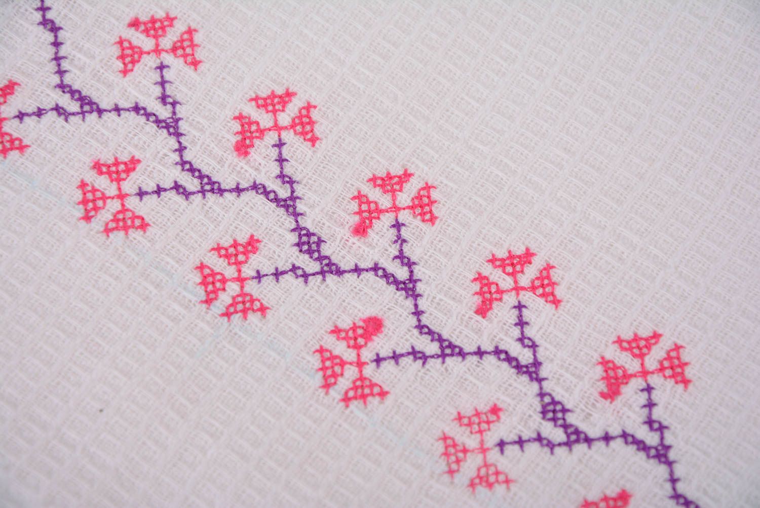 Deko Serviette mit Stickerei aus Baumwolle mit Blumen Muster handmade in Weiß  foto 4