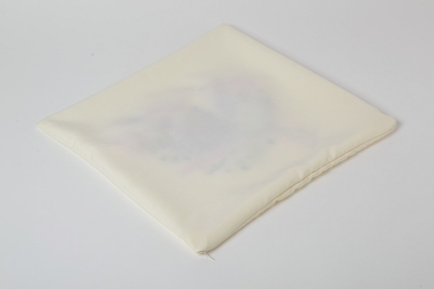 Белая наволочка на подушку ручной работы с объемными цветами из атласных лент фото 5