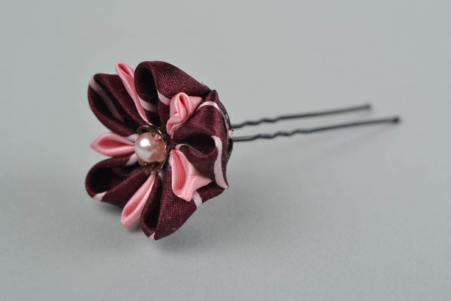 Шпилька с цветком из атласных лент небольшая заколка для волос в технике канзаши фото 3
