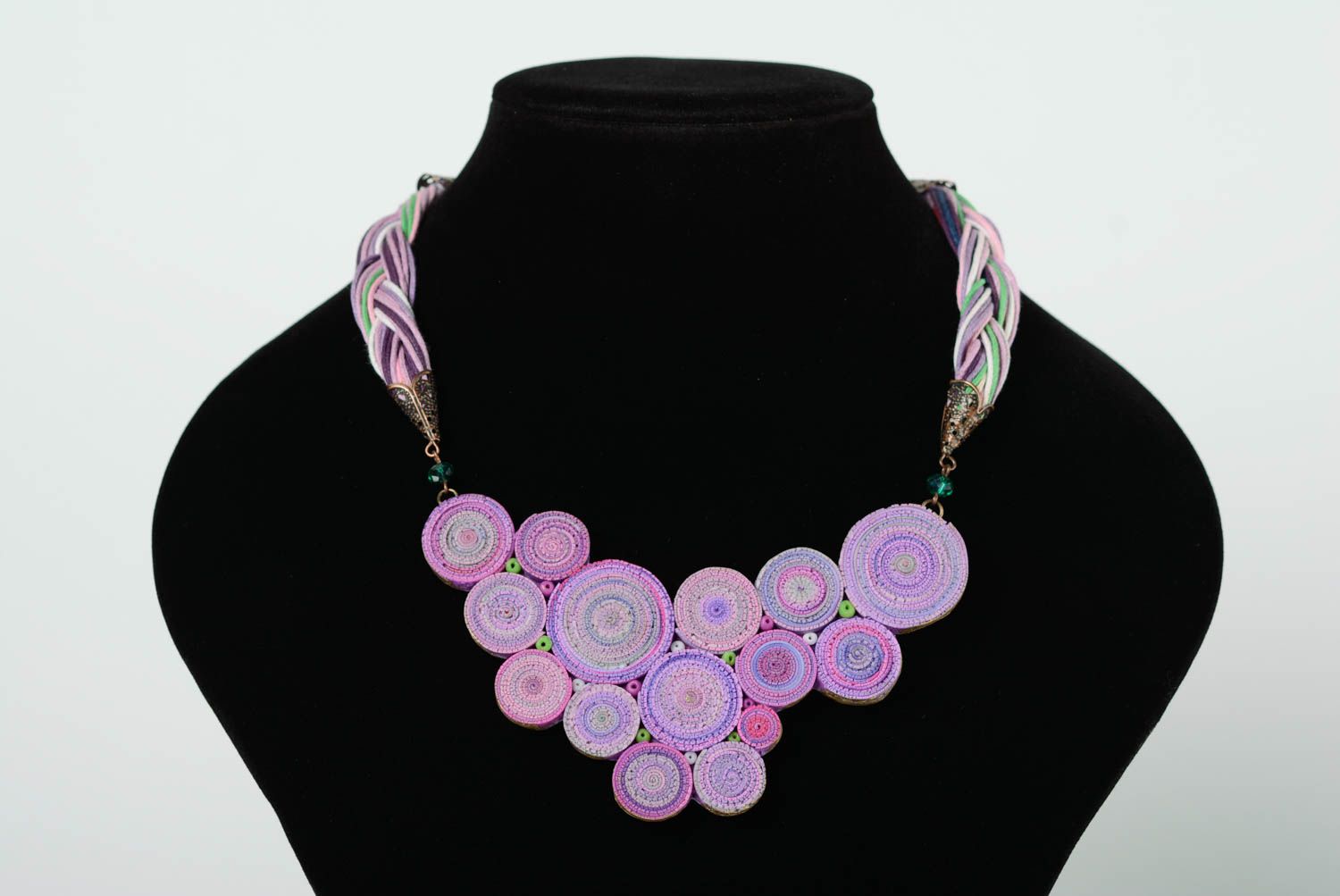 Collar hecho a mano de arcilla polimérica de color lila con cordones artesanal foto 5
