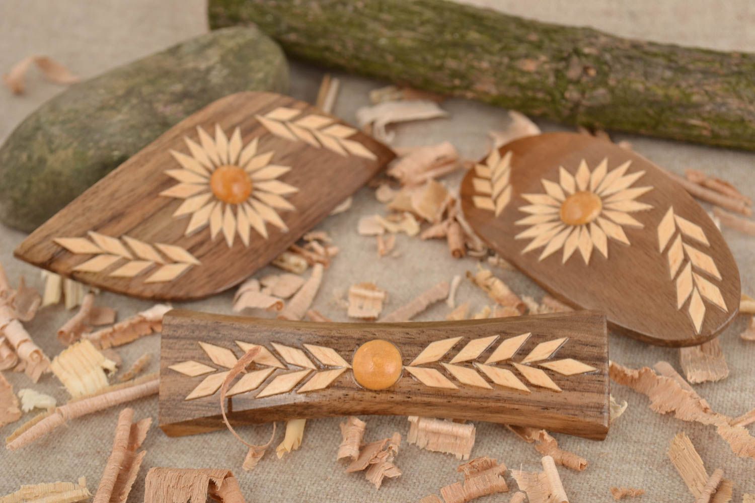 Conjunto de pasadores para el pelo artesanales de madera de nogal con ornamento 3 piezas  foto 1