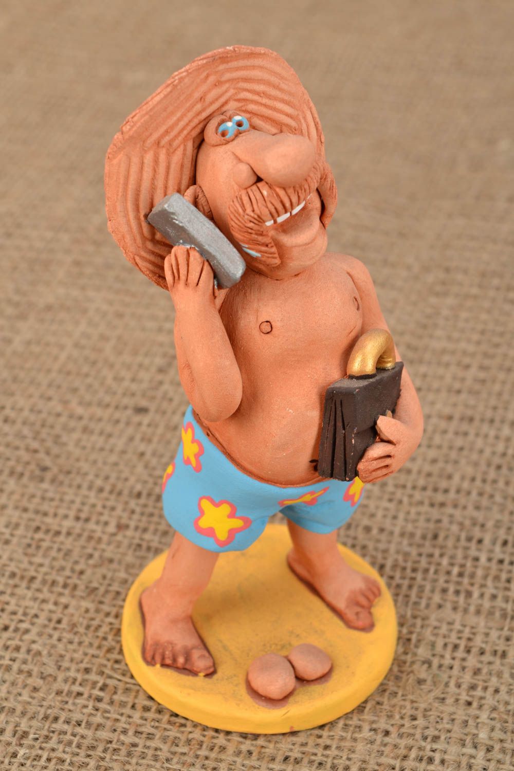 Handmade Statuette aus Ton Erholende Mann foto 1