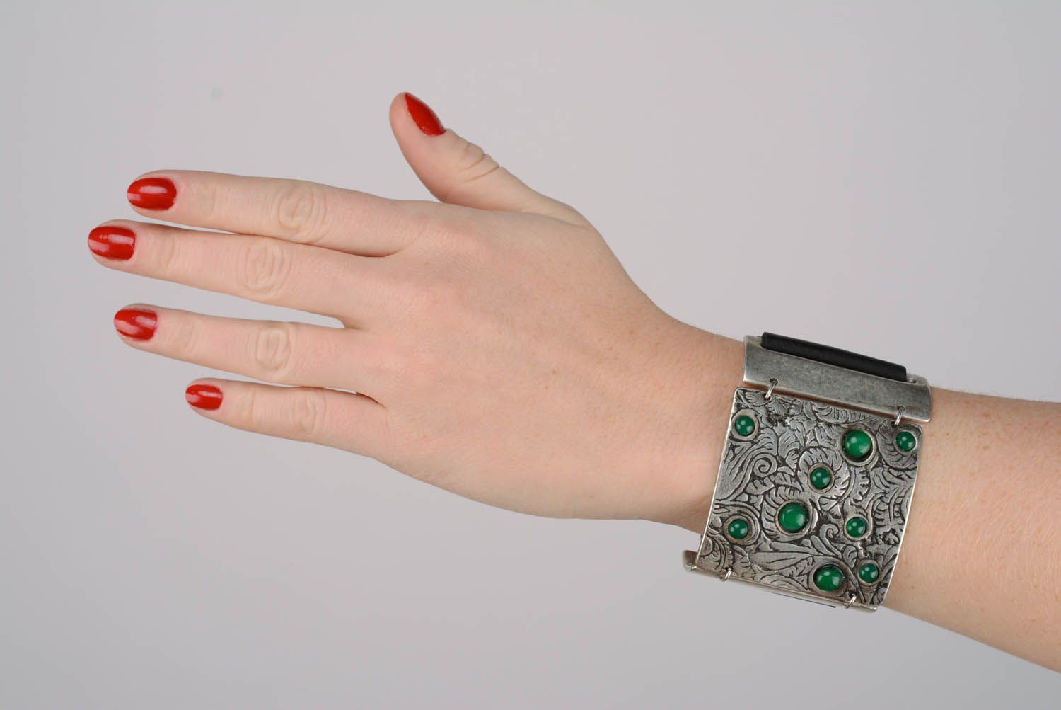 Breites Armband aus Leder, Metall und Chrysopras Grüne Mehlbeeren foto 2