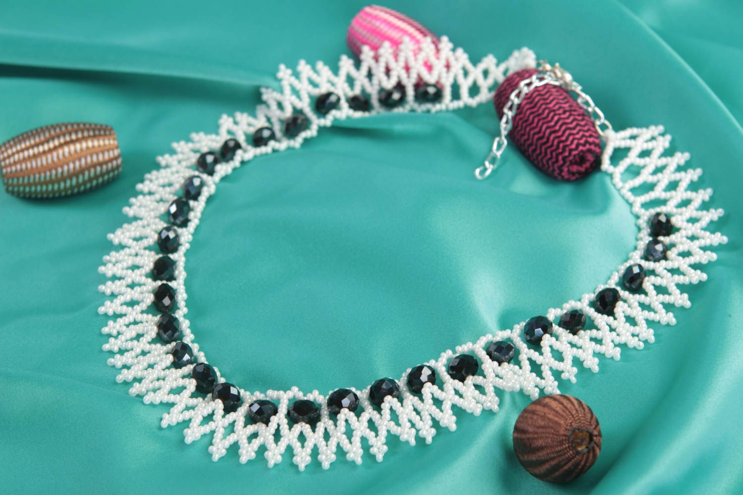 Ожерелье из бисера и хрустальных бусин ручной работы белое с черным авторское фото 1
