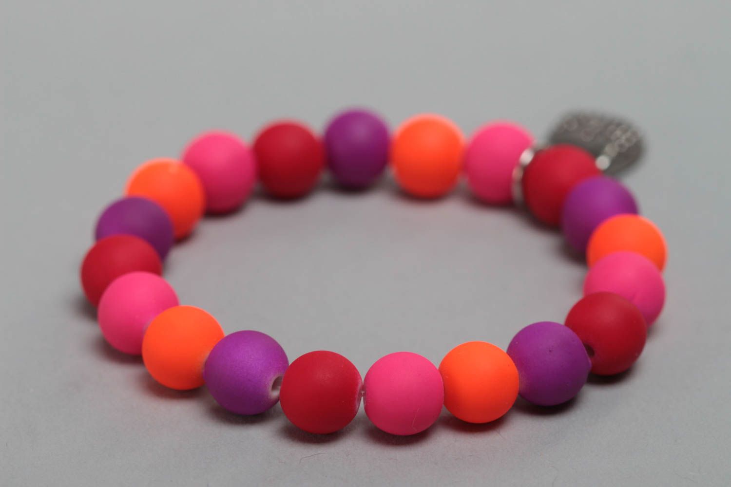 Bracelet de perles en plastique multicolore avec breloque fait main pour enfant photo 3