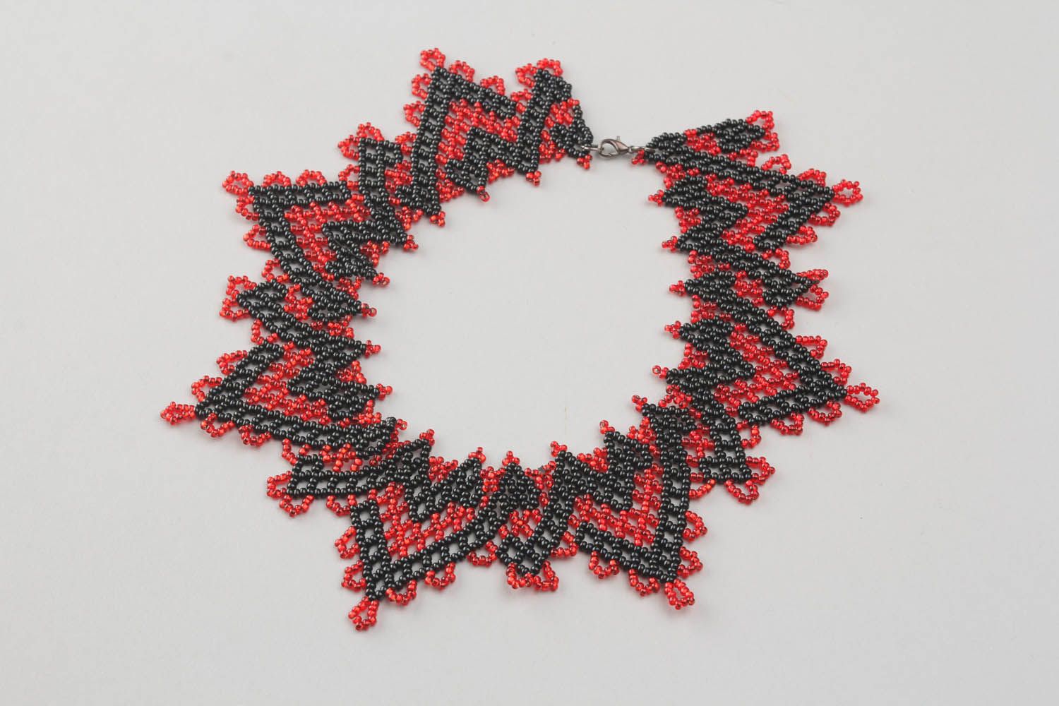 Collier noir et rouge en perles de rocaille  photo 1