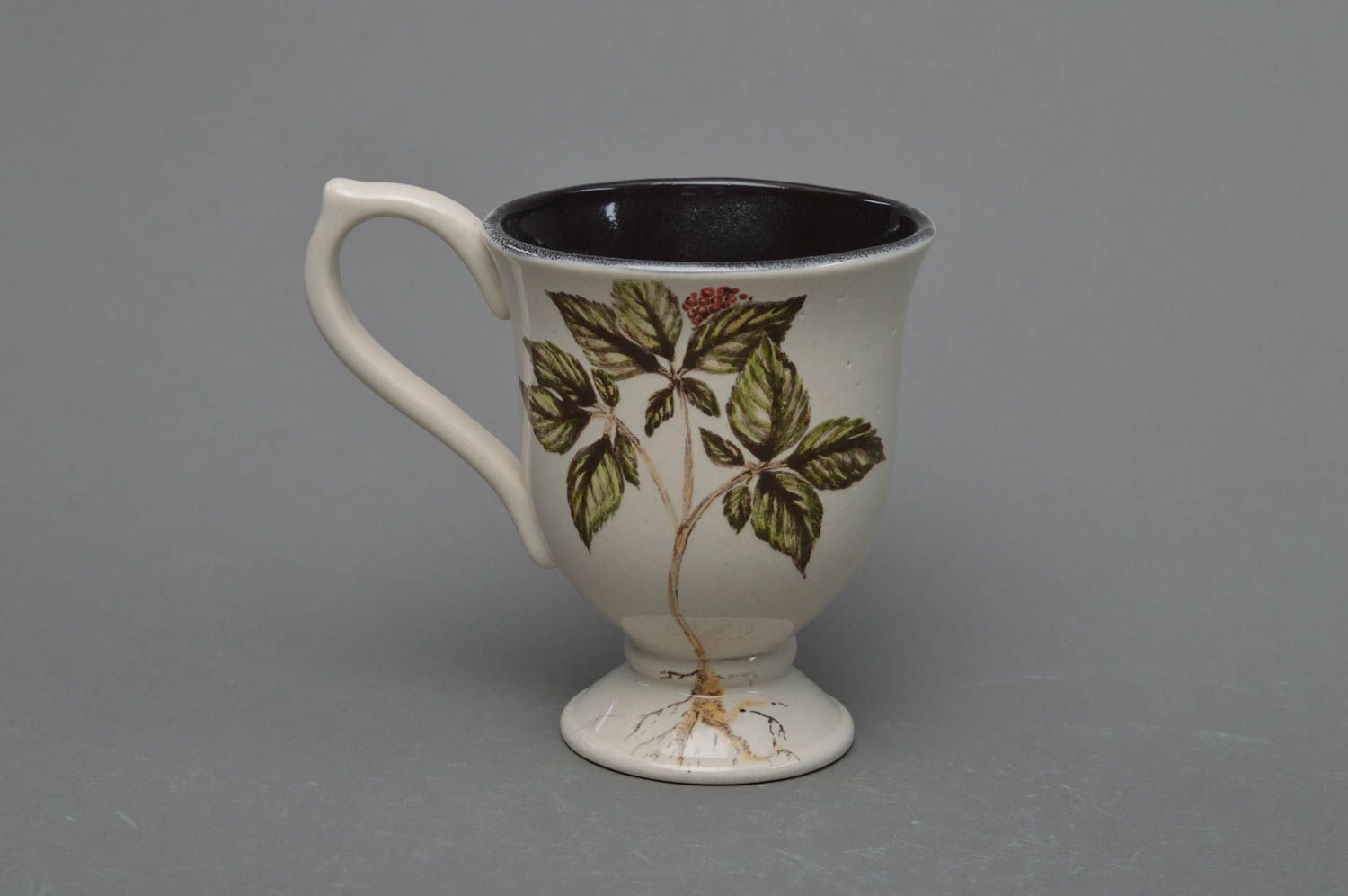 Kleine weiße bemalte handgemachte Tasse aus Porzellan mit Blumen und Glasur foto 1