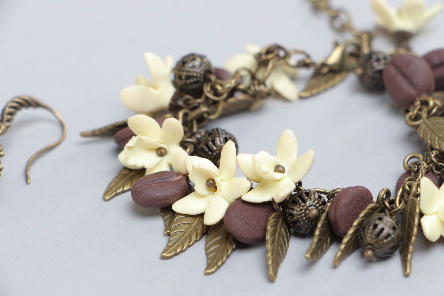 Set of 2 pieces earrings and a chain charm bracelet with Coffee and Vanilla flowers on the bronze base photo 3