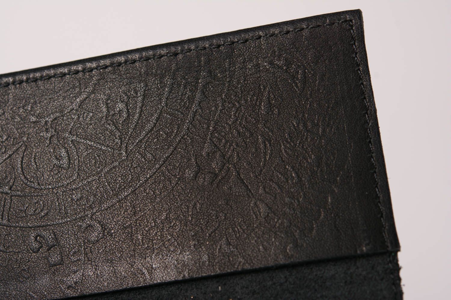 Черная кожаная обложка на паспорт с тиснением ручной работы красивая авторская фото 3