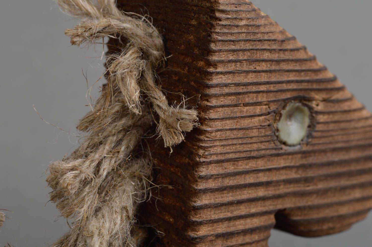 Figurine cheval en bois de pin et cordons de lin écologique faite main photo 5