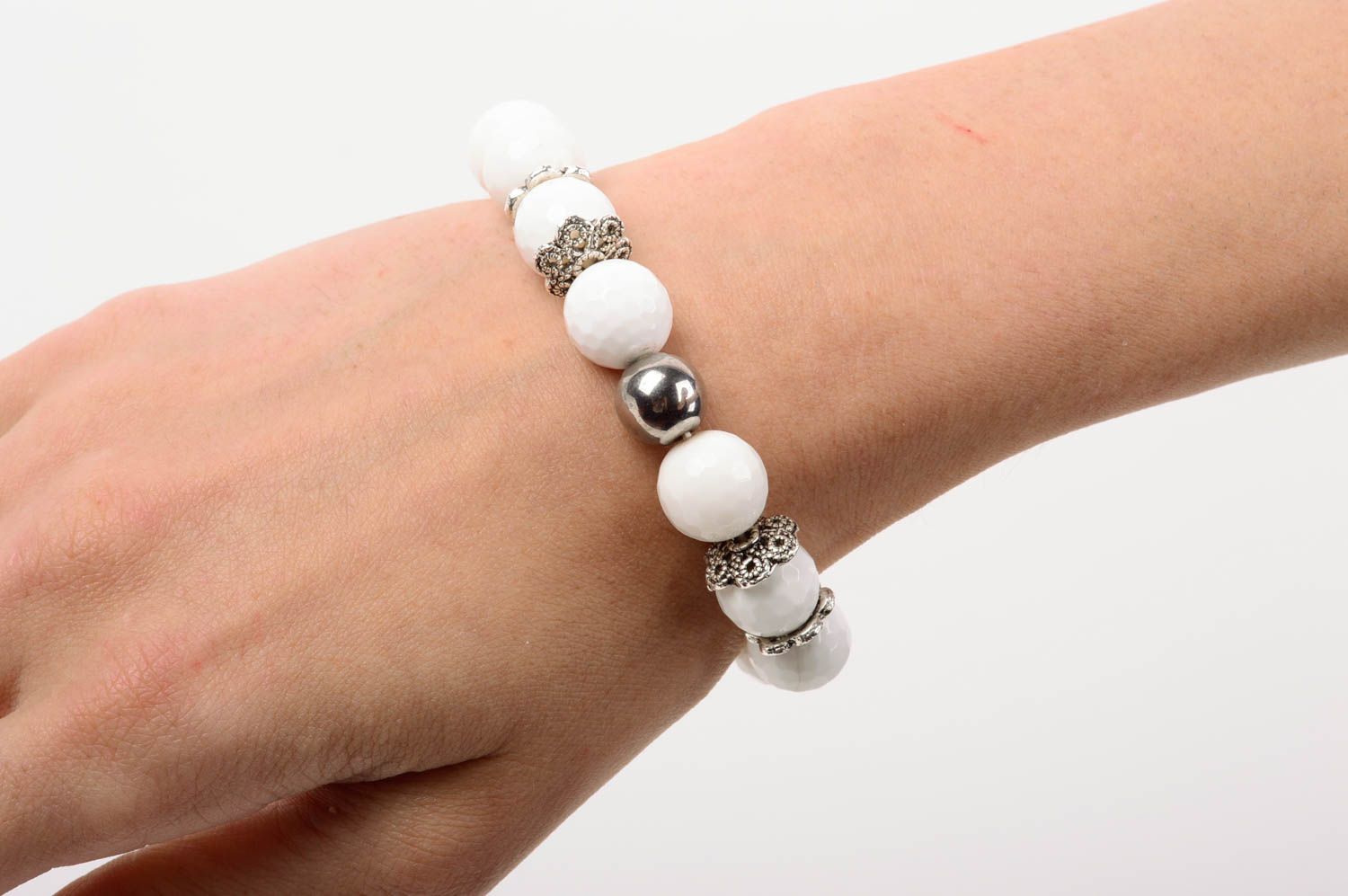 Bracelet blanc Bijou fait main Cadeau femme avec pierres naturelles festif photo 2