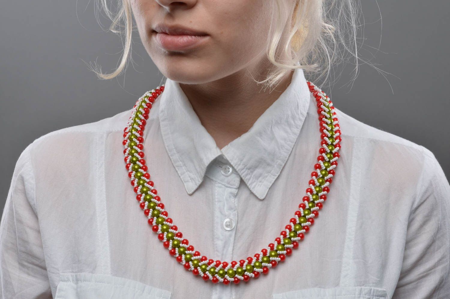 Ожерелье из бисера и бусин плетеное ручной работы женское красивое нарядное фото 5