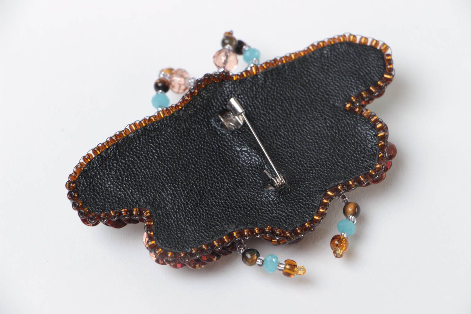 Объемная брошь с вышивкой бисером и камнями ручной работы в виде жука голубая фото 4