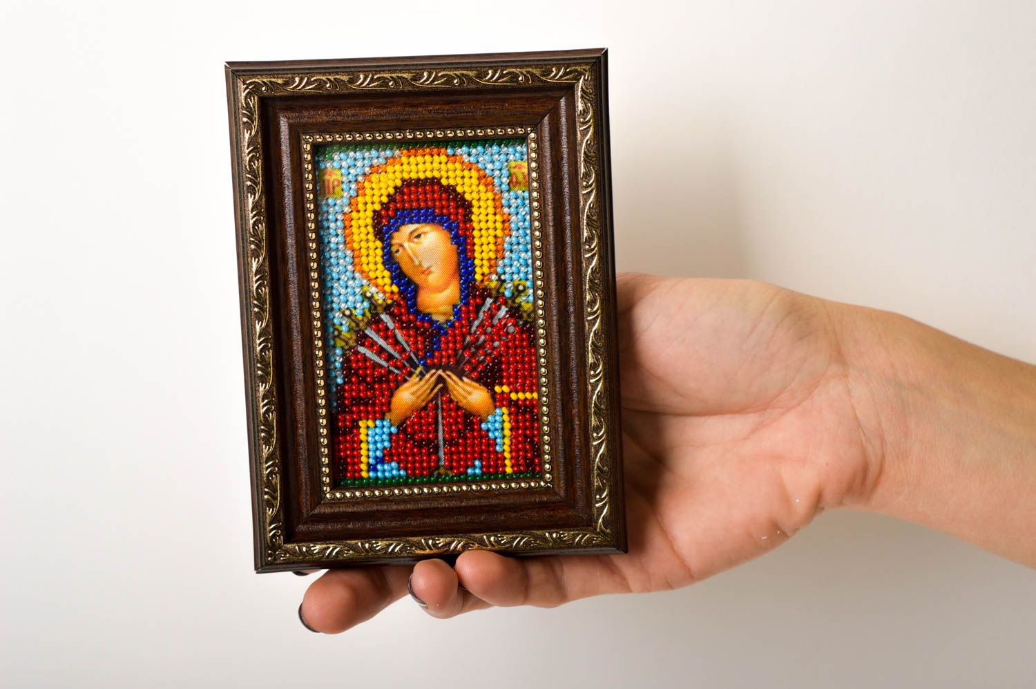 Icono ortodoxo artesanal con abalorios arte religioso decoración de interior foto 5