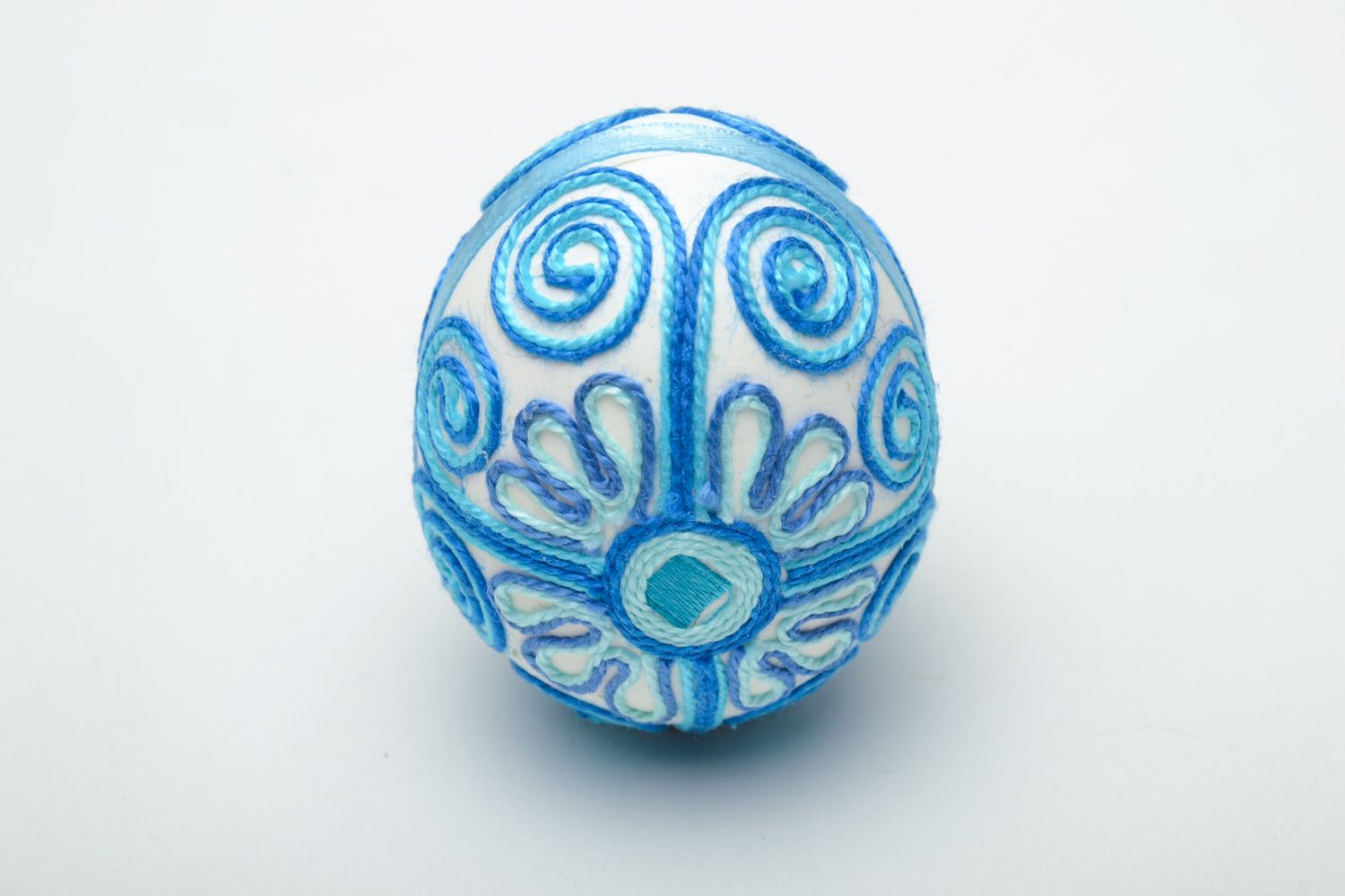 Dekoratives Ei handmade mit Fäden dekoriert foto 2