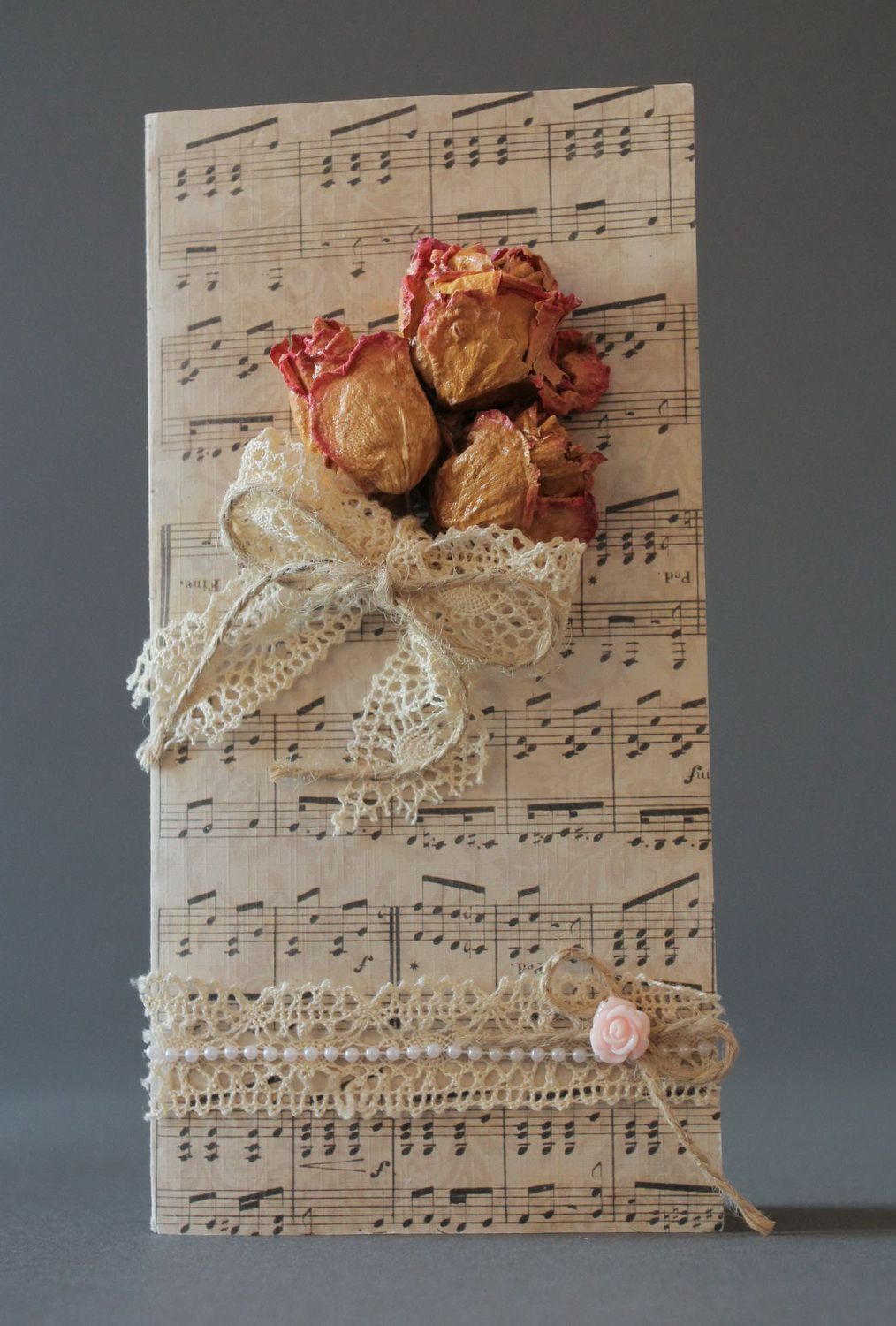 Handgemachte Grußkarte mit getrockneten Rosen und Spitze foto 1