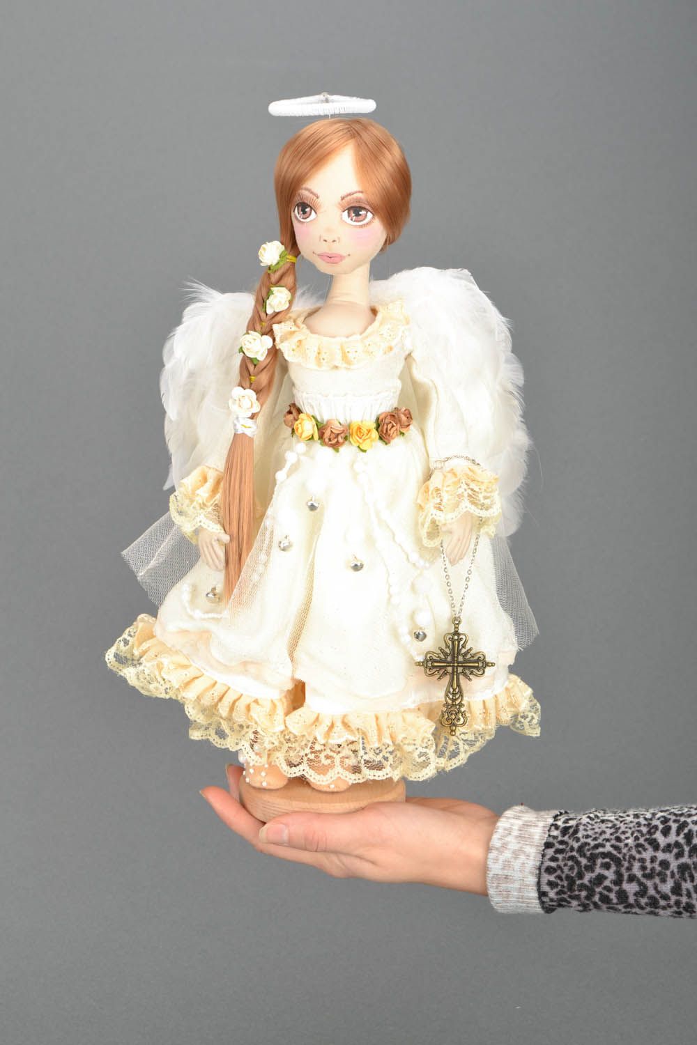 Bambola bella in stoffa fatta a mano pupazzo tessile originale con supporto foto 2