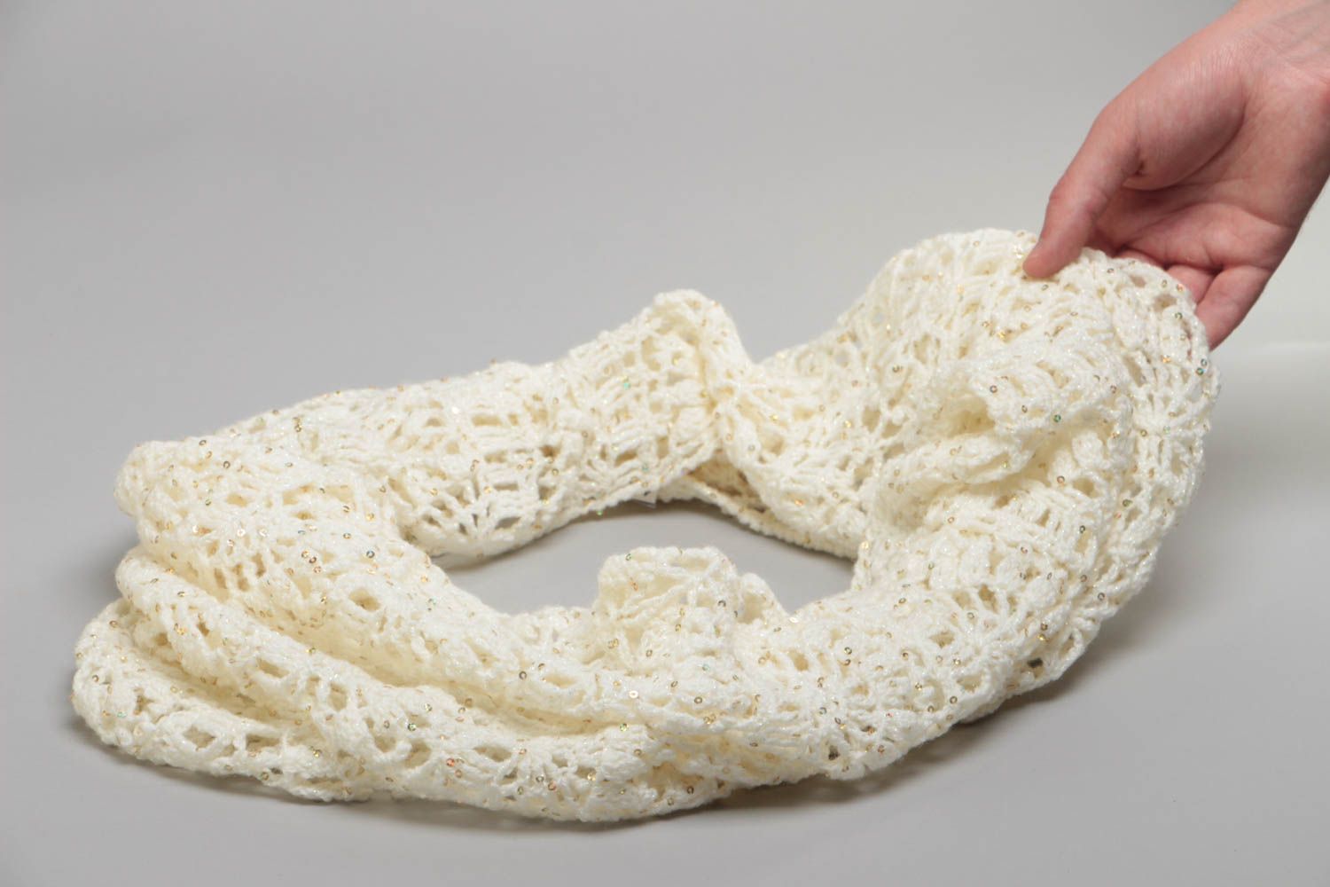 Durchbrochener weißer gehäkelter handgemachter Schal für Mantel stilvoll foto 5