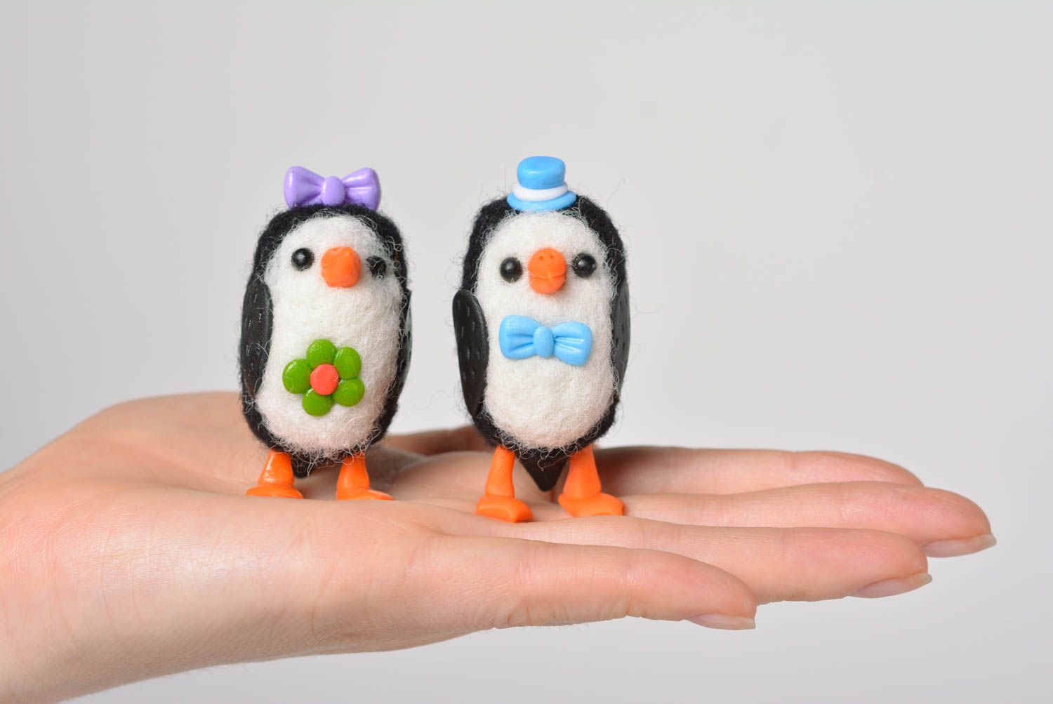 Statuettes décoratives Déco fait main Figurines miniatures en laine Pingouins photo 4