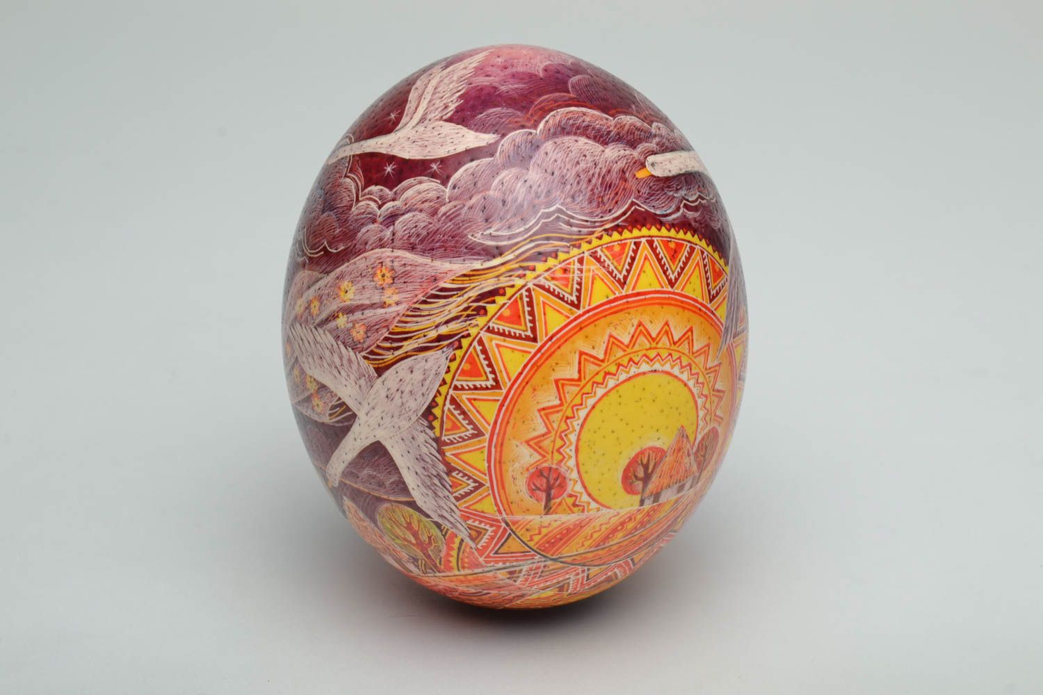 Расписное яйцо страусиное с процарапанными элементами фото 4