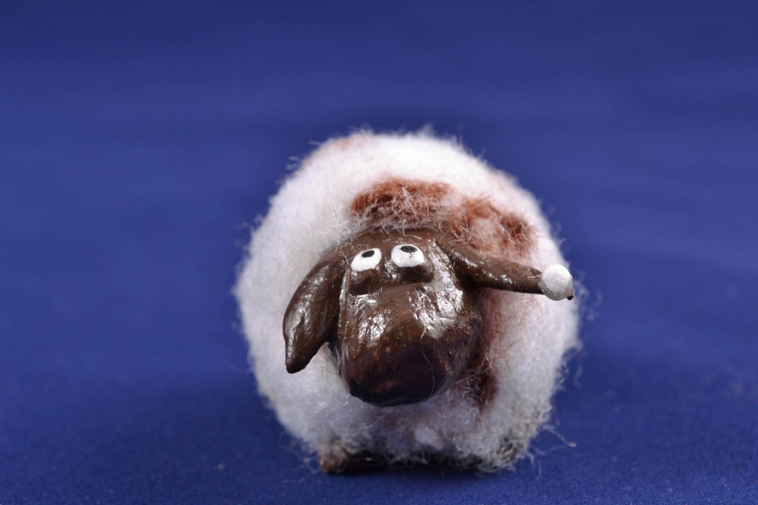 Статуэтка из папье-маше с шерстью Шоколадная овечка фото 3