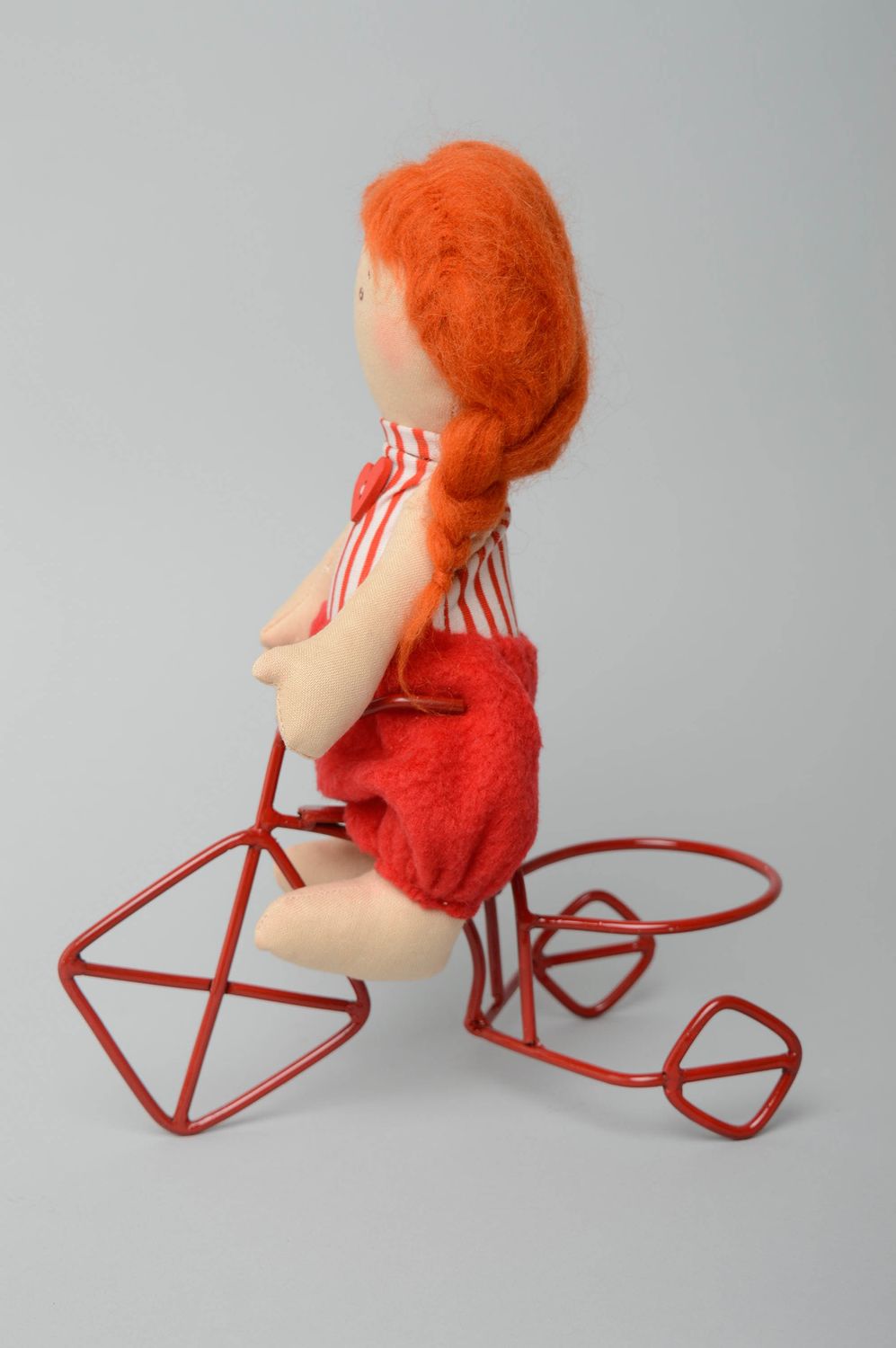 Handmade Puppe aus Stoff Mädchen auf dem Fahrrad foto 2