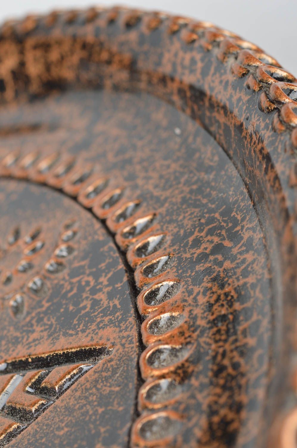Большой керамический поднос круглый цвета бронзы необычный ручной работы фото 4