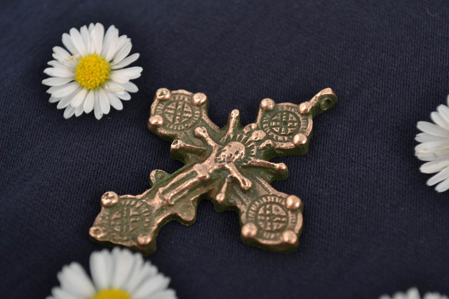 Kleines handgemachtes ungewöhnliches Bronze Kreuz an Schnur Schutzamulett foto 1