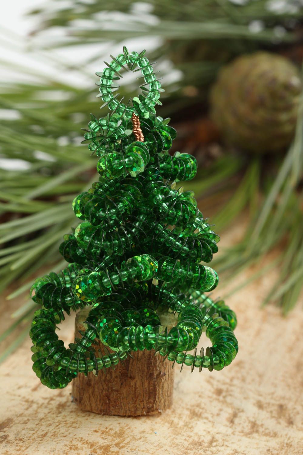 Dekoration Weihnachten handmade Weihnachts Baum Deko Tannenbaum aus Glasperlen foto 1