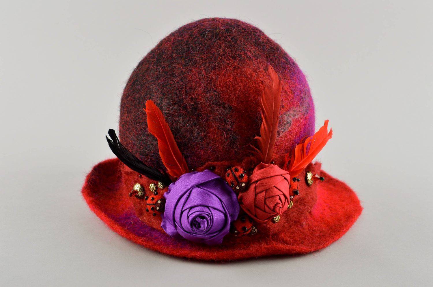 Handmade Damen Hut in Rot Accessoire für Frauen Filz Hut mit Blumen und Federn foto 5
