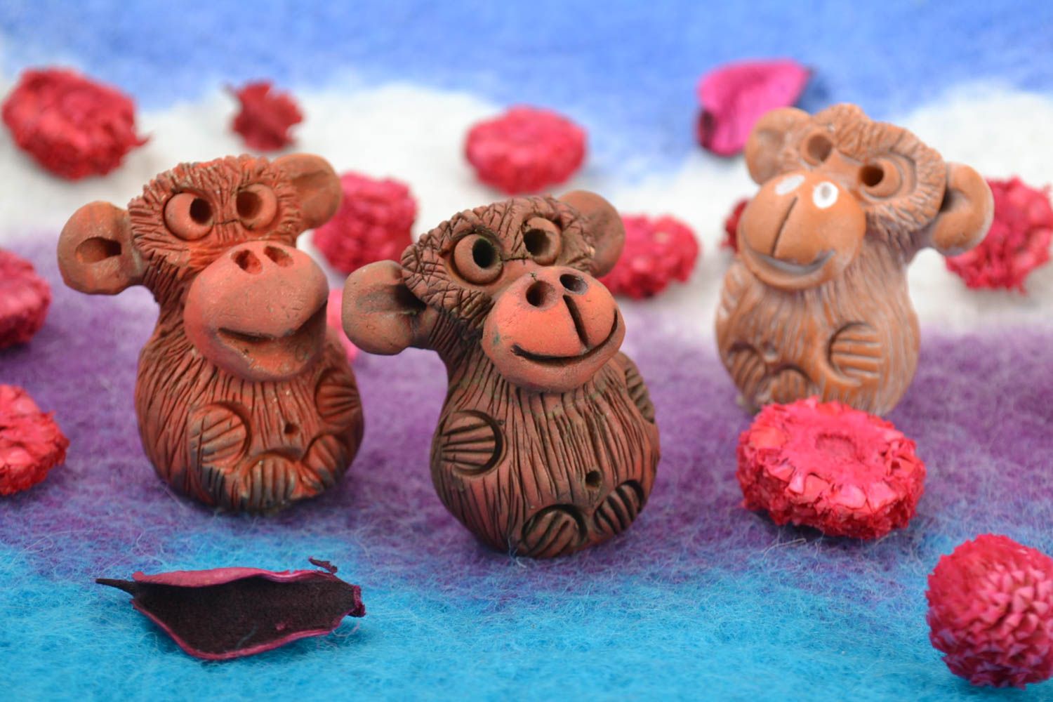 Figurine in ceramica fatte a mano set di tre scimmiette carine marroni foto 1
