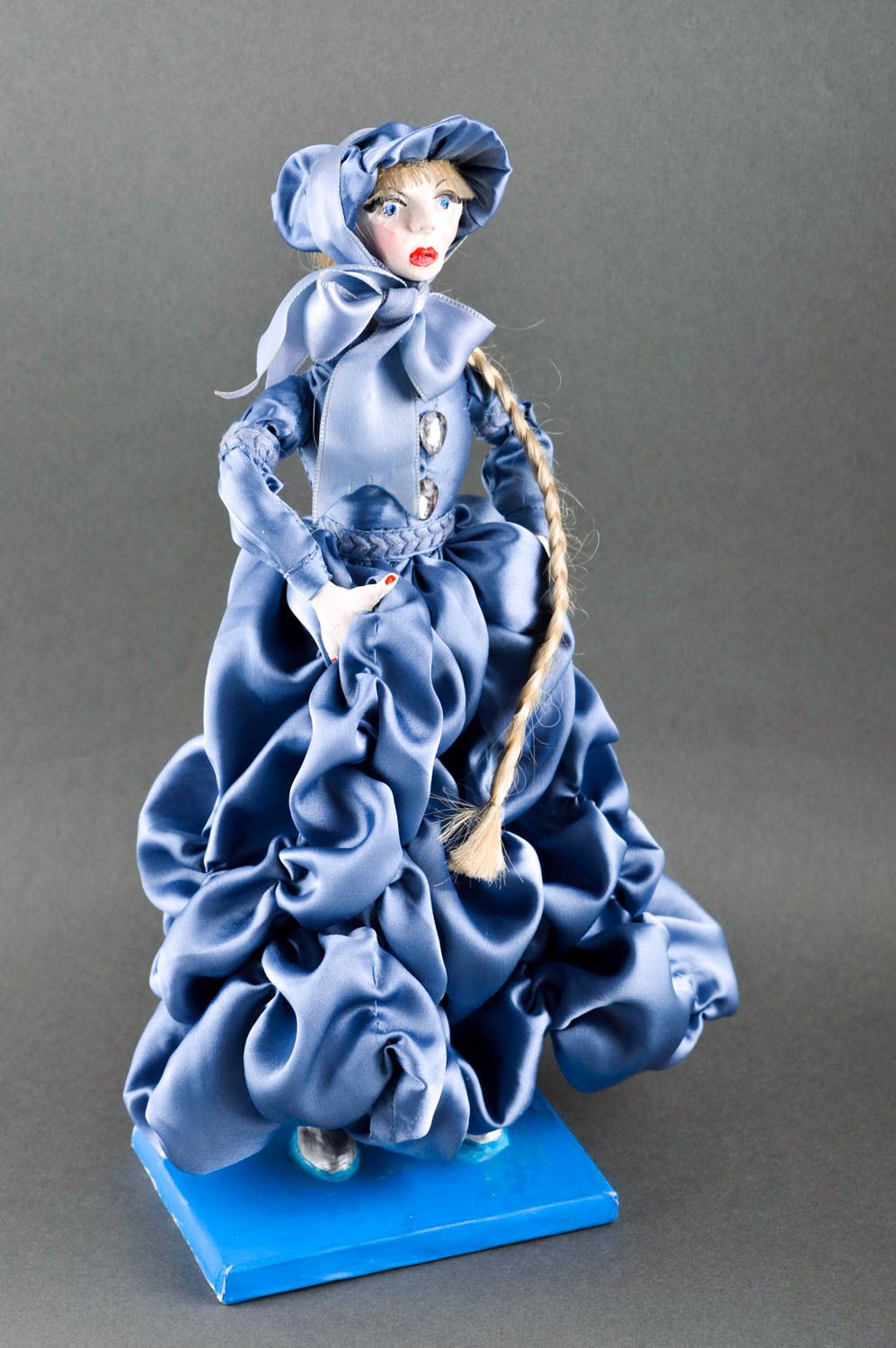Muñeca hecha a mano con vestido azul souvenir original juguete de colección foto 1