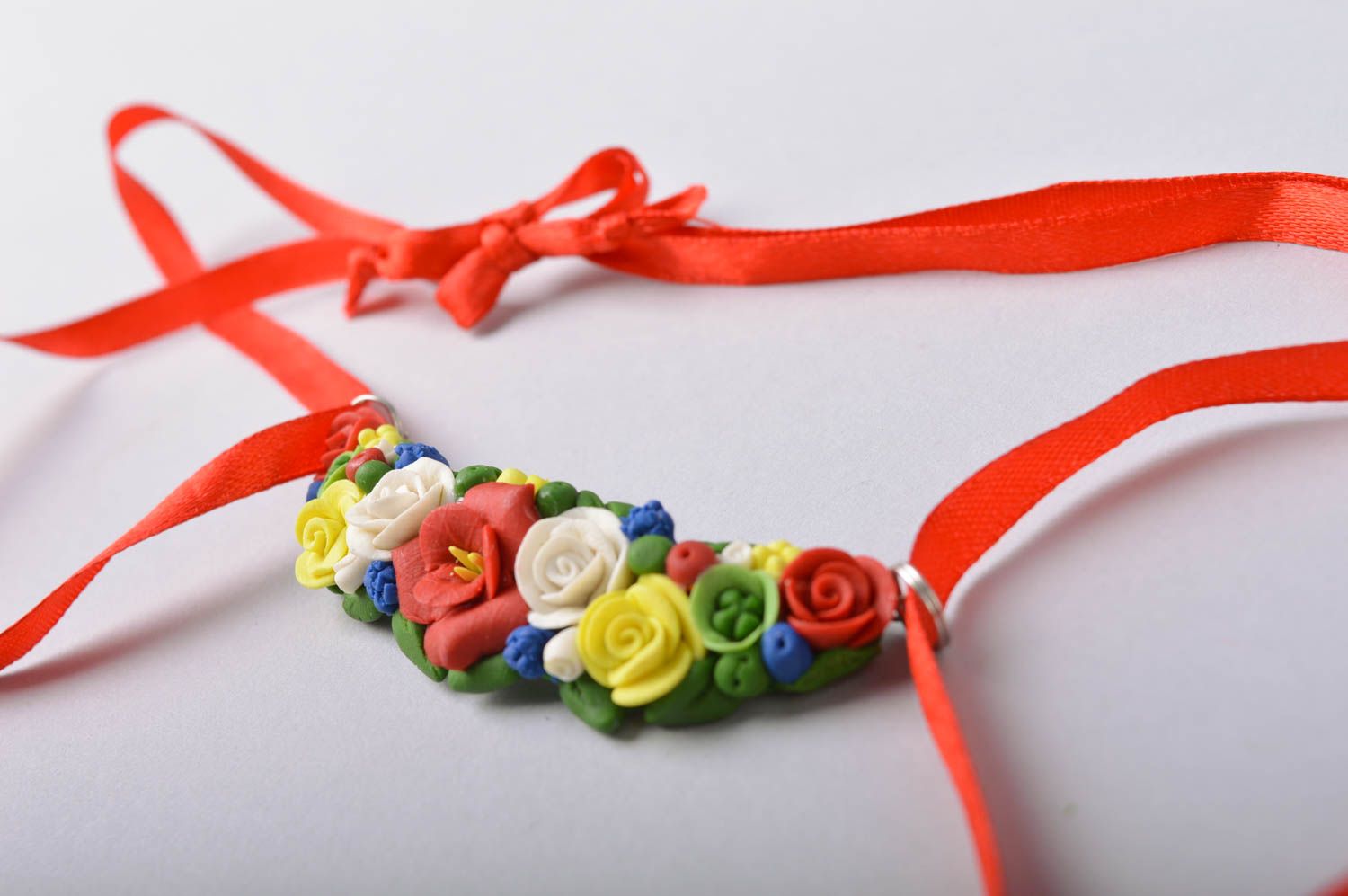 Joli collier sur ruban rouge avec fleurs en porcelaine froide fait main photo 5