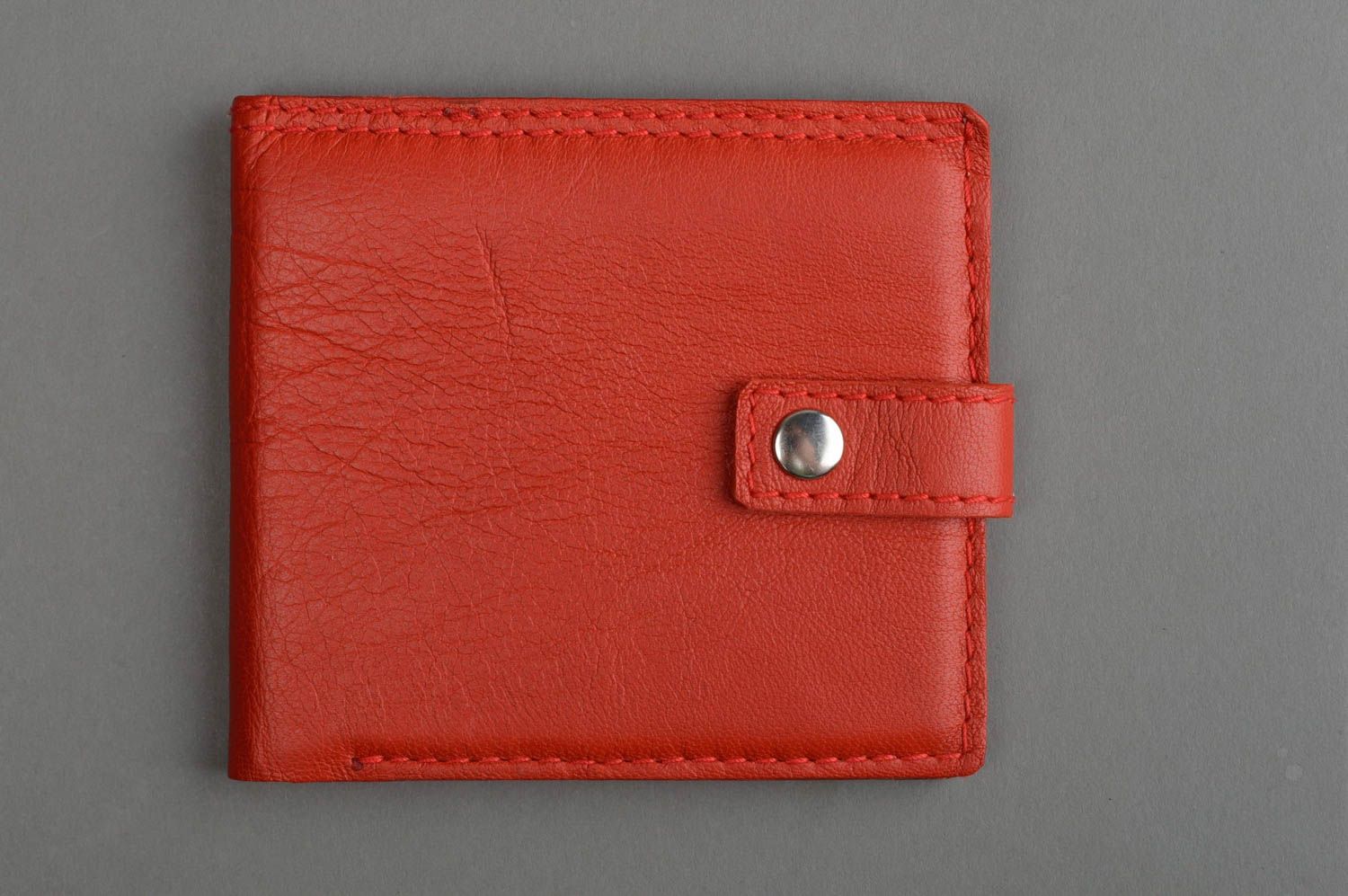Portefeuille rouge en cuir naturel fait main pour femme avec bouton-pression photo 2