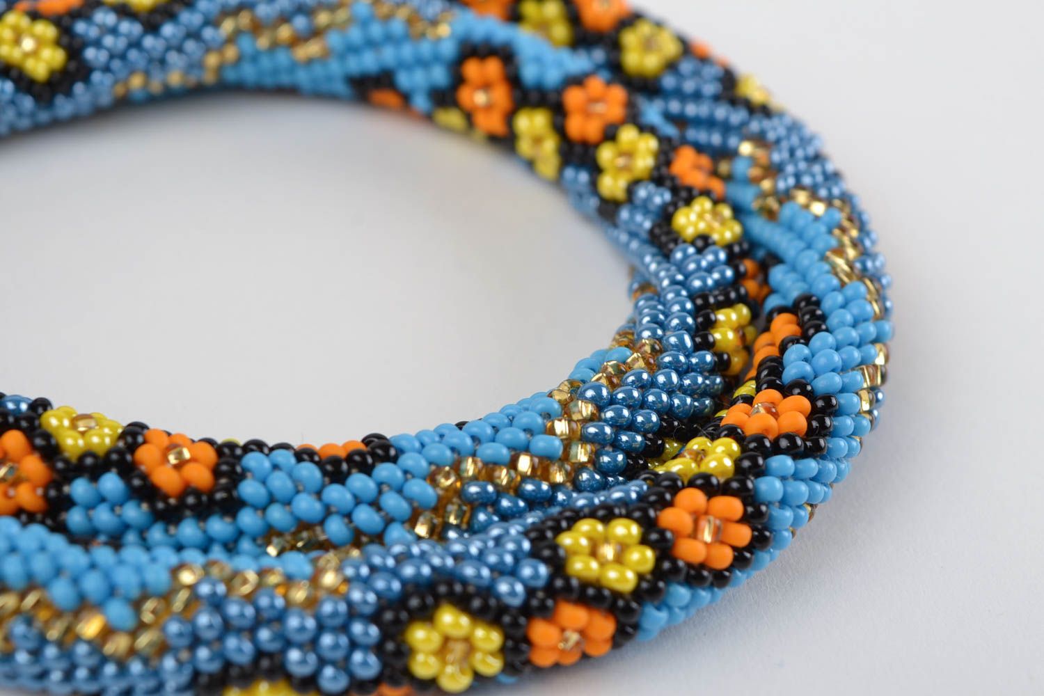 Collana tubolare originale fatta a mano accessorio da donna di perline azzurre foto 4