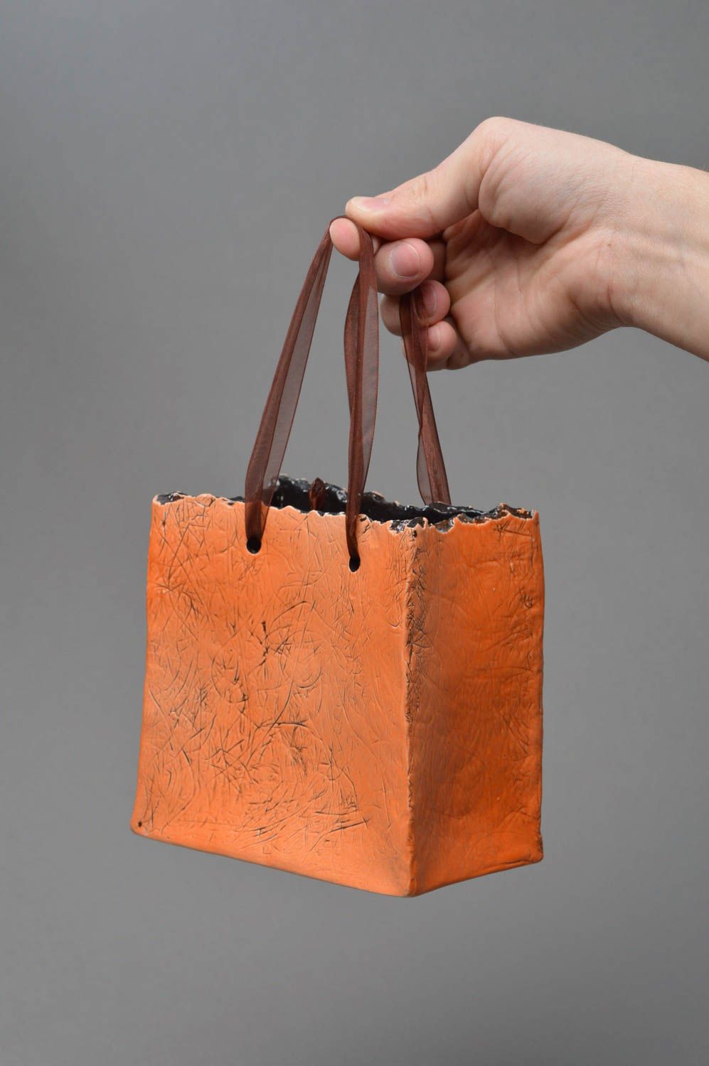 Florero artesanal de porcelana hermoso con forma de bolsa anaranjada   foto 4