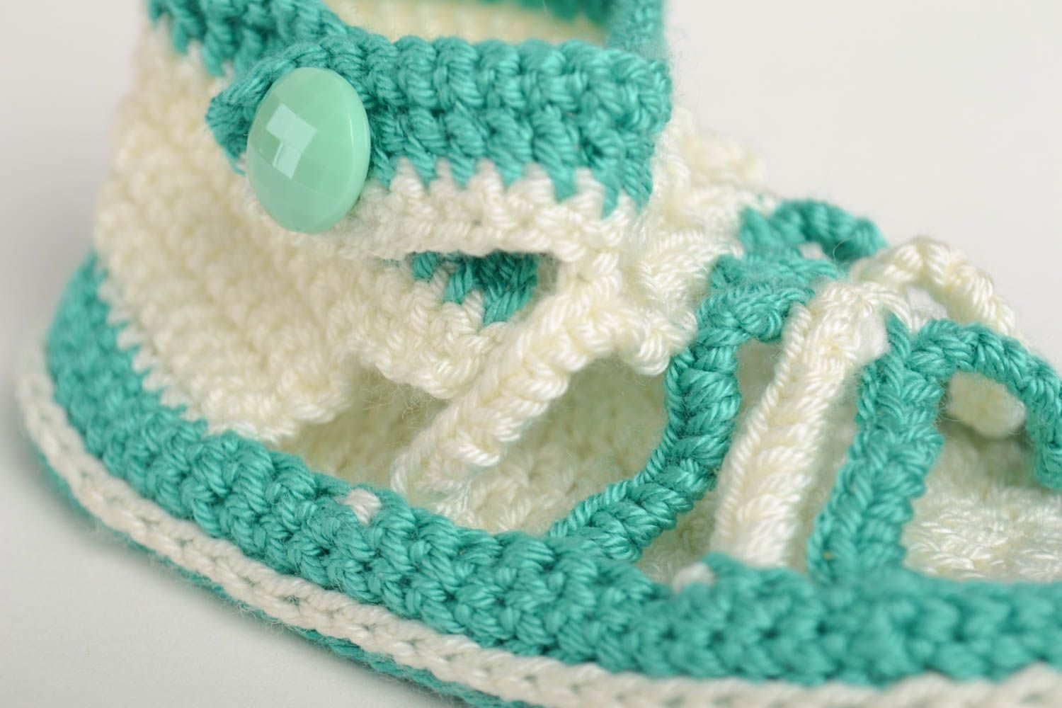 Chaussons bébé fait main tricotés au crochet blanc-turquoise Chaussures bébé photo 4