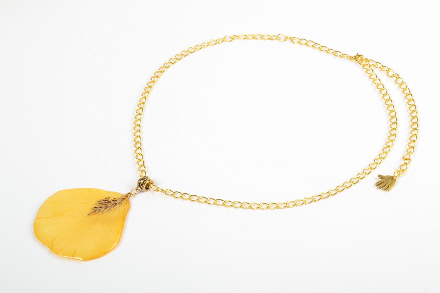 Accessoire pendentif fait main avec pétale en résine époxyde jaune sur lacet photo 3