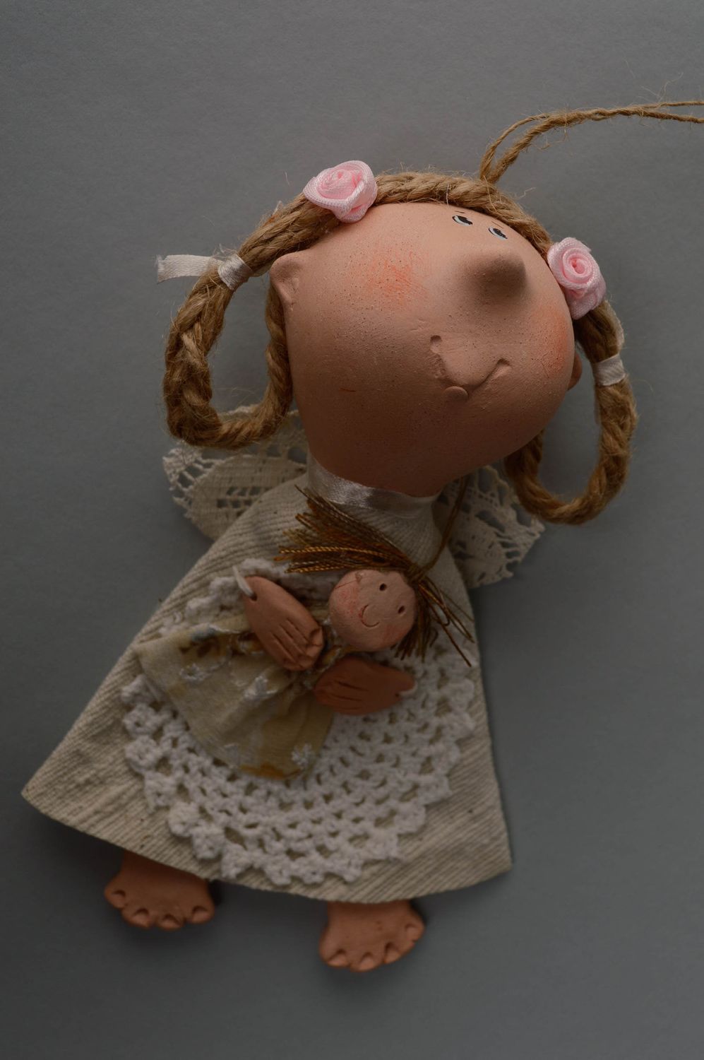 Игрушка с петелькой ангел девочка глиняная  фото 1