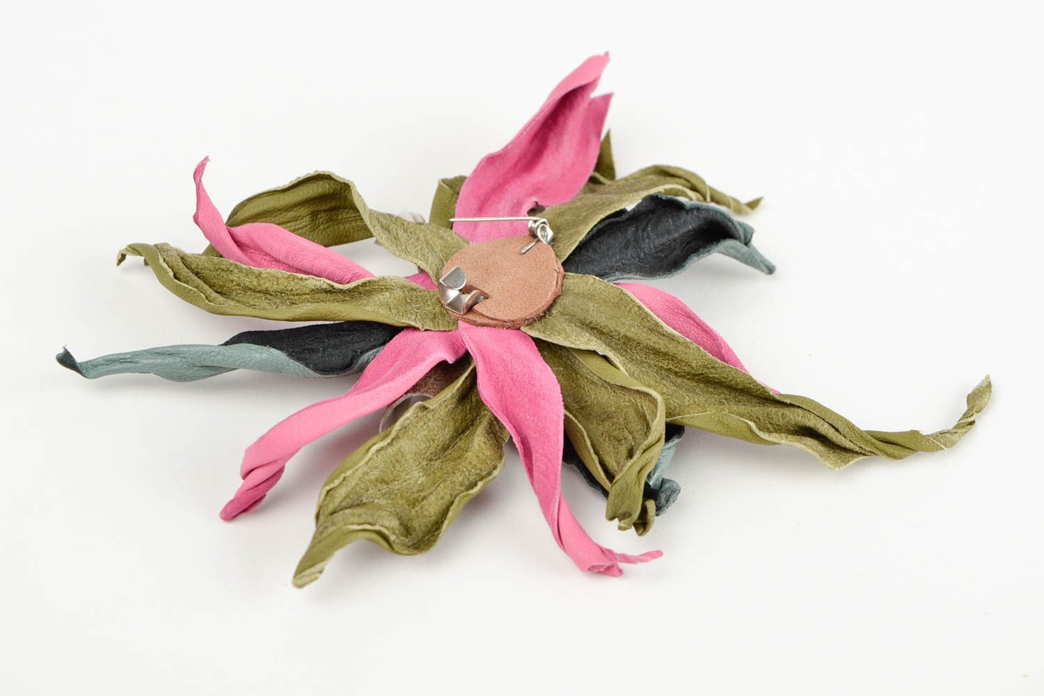 Broche fleur Bijou fantaisie fait main en cuir design sympa Accessoire femme photo 5